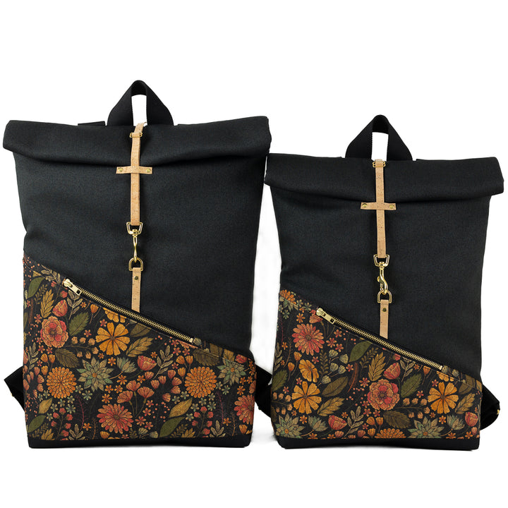 Kleiner und großer Rolltop Rucksack in Kork Flower nebeneinander – Größenvergleich der beiden Modelle.