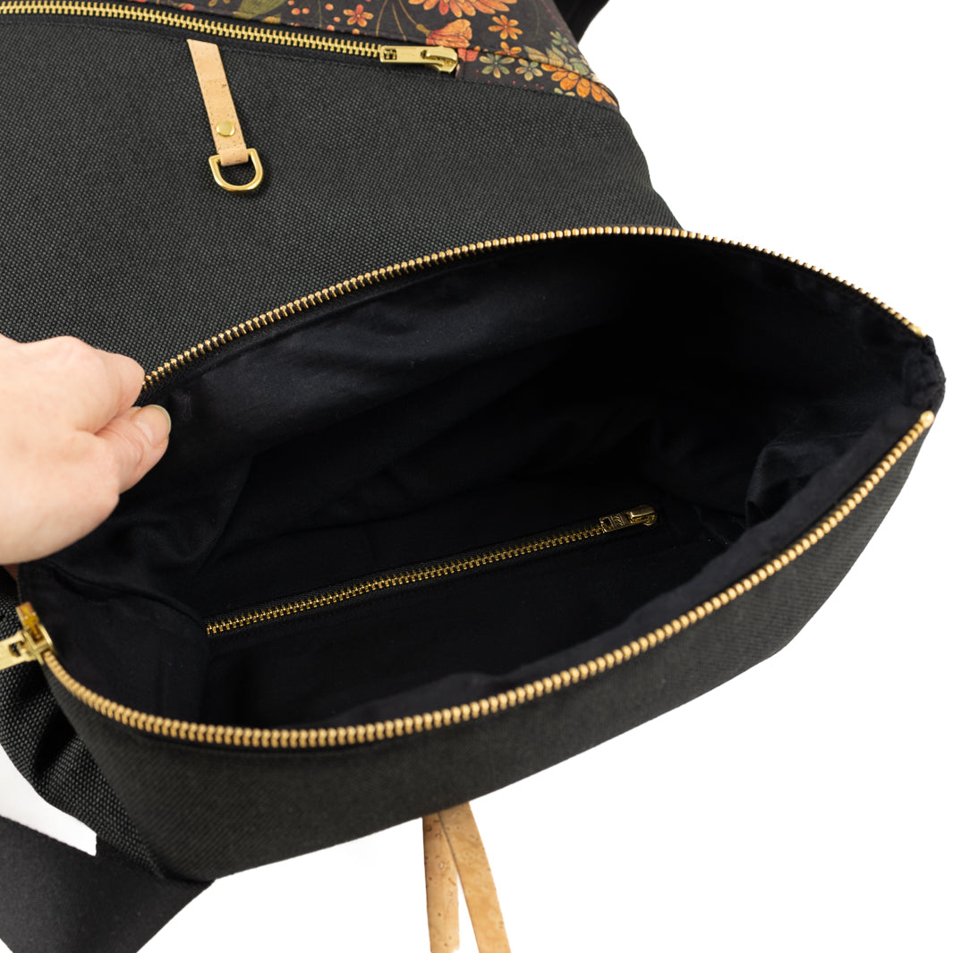 Innenansicht des kleinen Rolltop Rucksacks mit Reißverschlussfach – organisiert und übersichtlich.