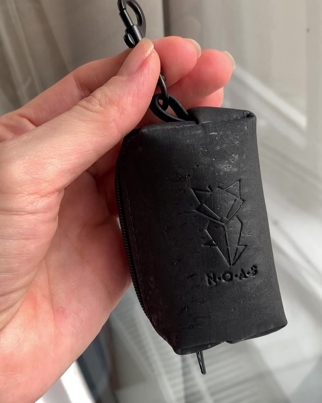 NOAS Mini-Tasche für Hundekotbeutel – Kork Schwarz All Black