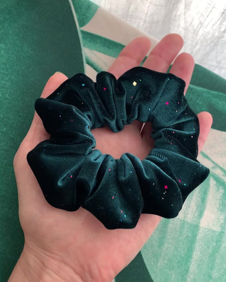 NOAS Scrunchie Samt Dunkelgrün mit Rainbow Glitzer