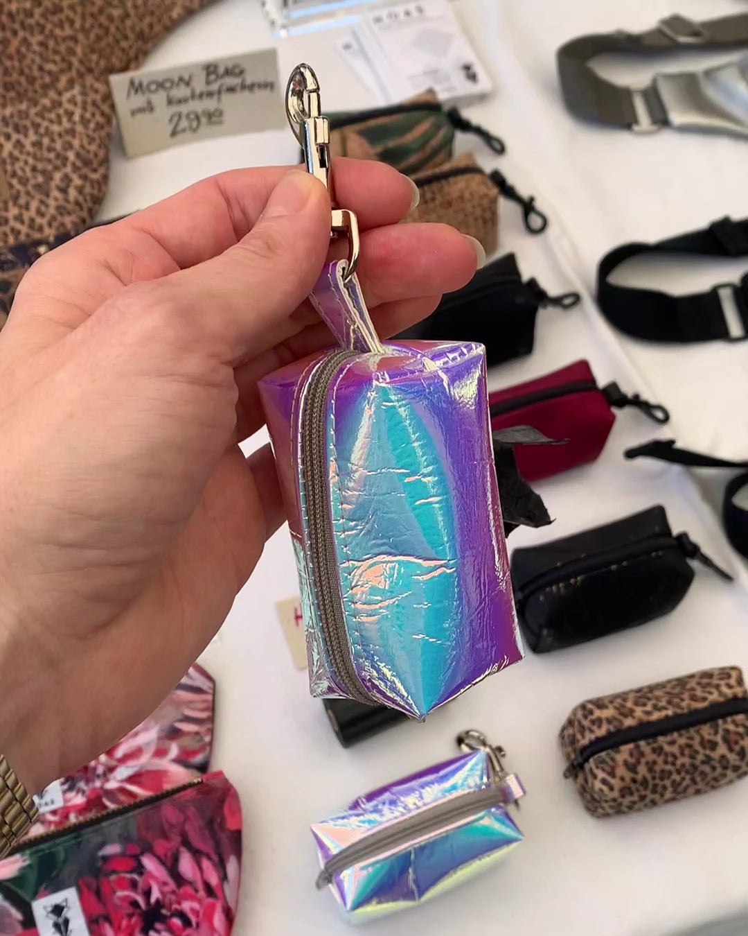 NOAS Mini-Tasche für Hundekotbeutel – Holo Rainbow Silber