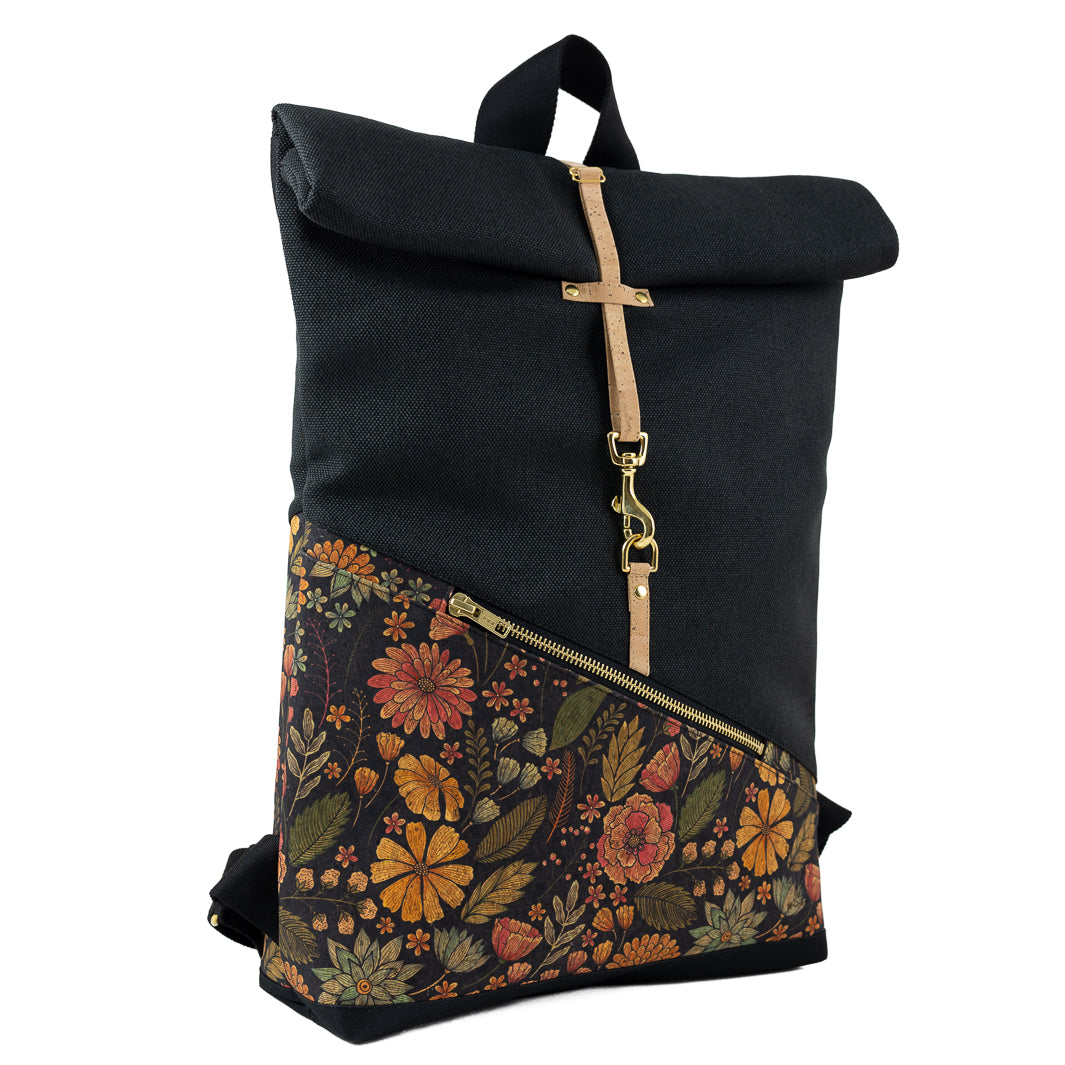 Frontansicht seitlich – zeigt die schlanke Form und das Design aus Kork Flower und schwarzem Canvas.