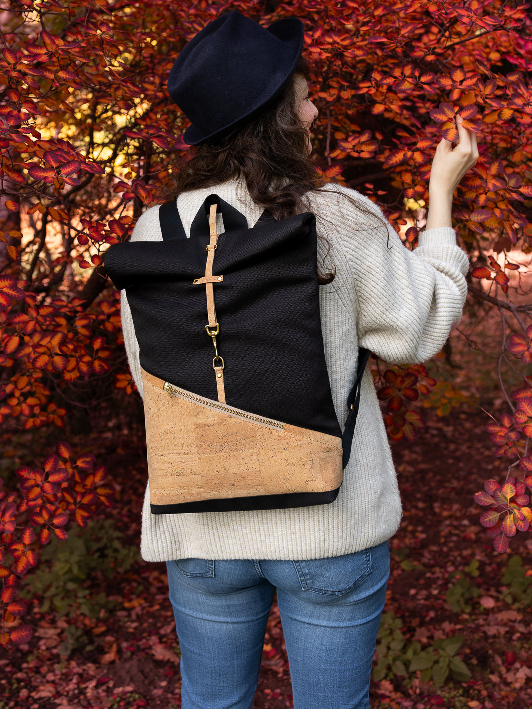 Kleiner Rolltop Rucksack getragen im herbstlichen Outfit – Kork Natur und Canvas Schwarz