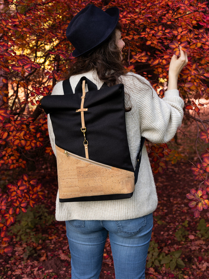 Kleiner Rolltop Rucksack getragen im herbstlichen Outfit – Kork Natur und Canvas Schwarz