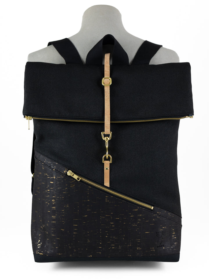 NOAS Rolltop Rucksack Everyday Size M mit nach unten geklapptem Rolltop zur Darstellung der Höhe im eingerollten Zustand