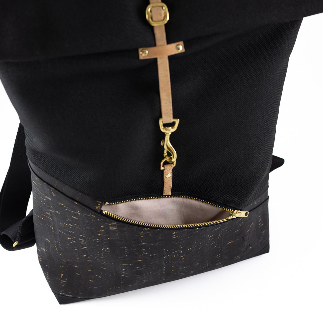 Innenansicht des Rolltop Rucksacks mit Reißverschlusstasche und hellem Baumwollfutter