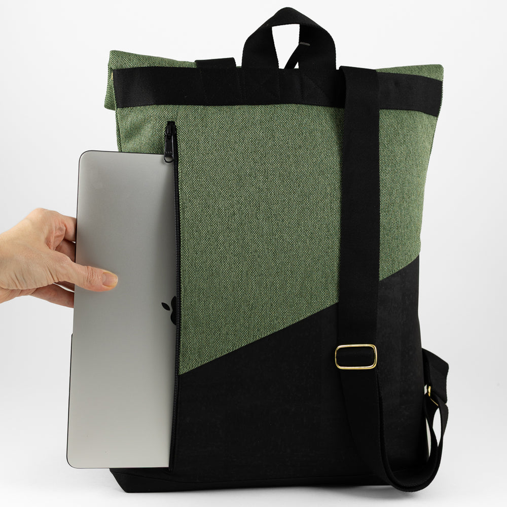 Laptop im gepolsterten Laptopfach des NOAS Rolltop Rucksacks