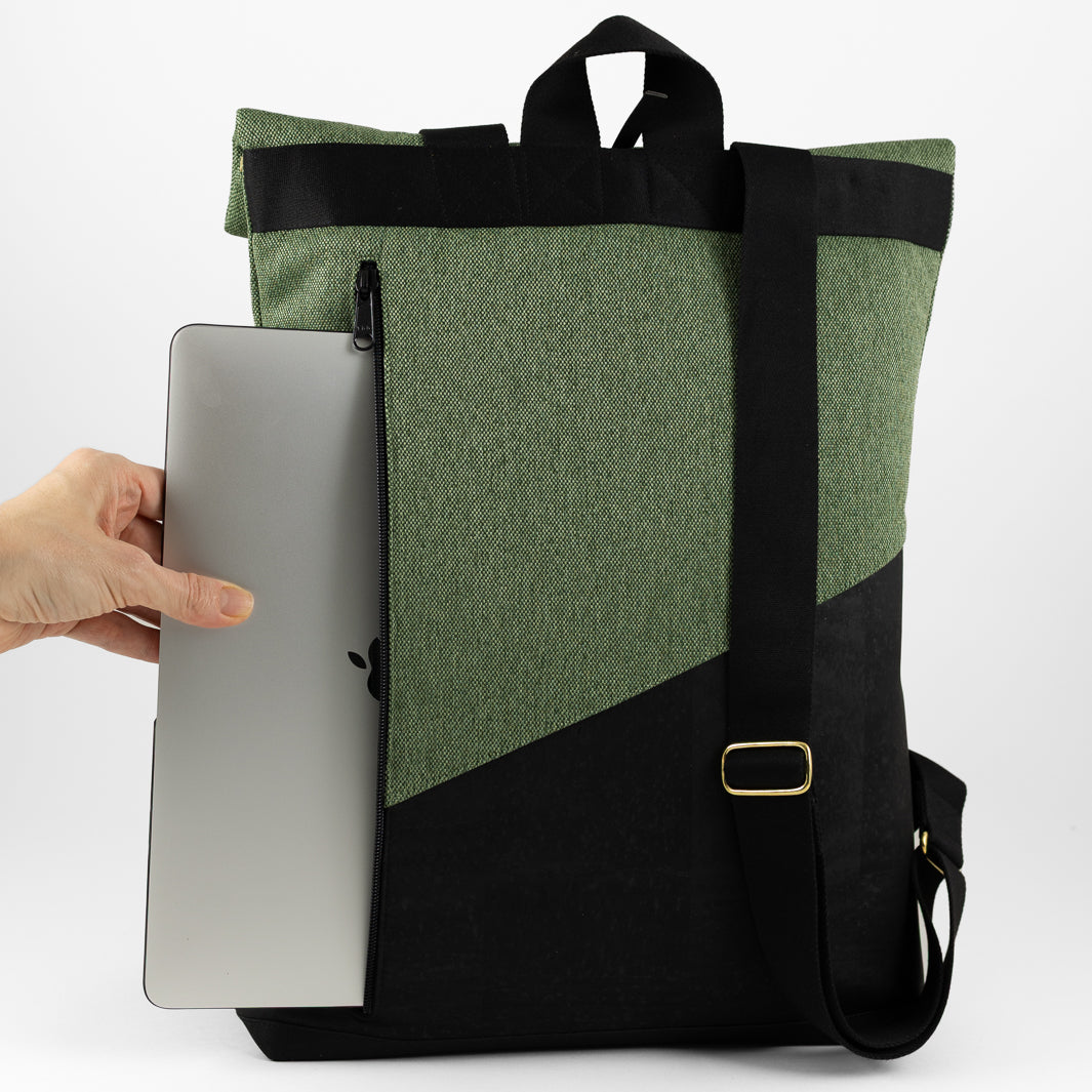 Laptop im gepolsterten Laptopfach des NOAS Rolltop Rucksacks