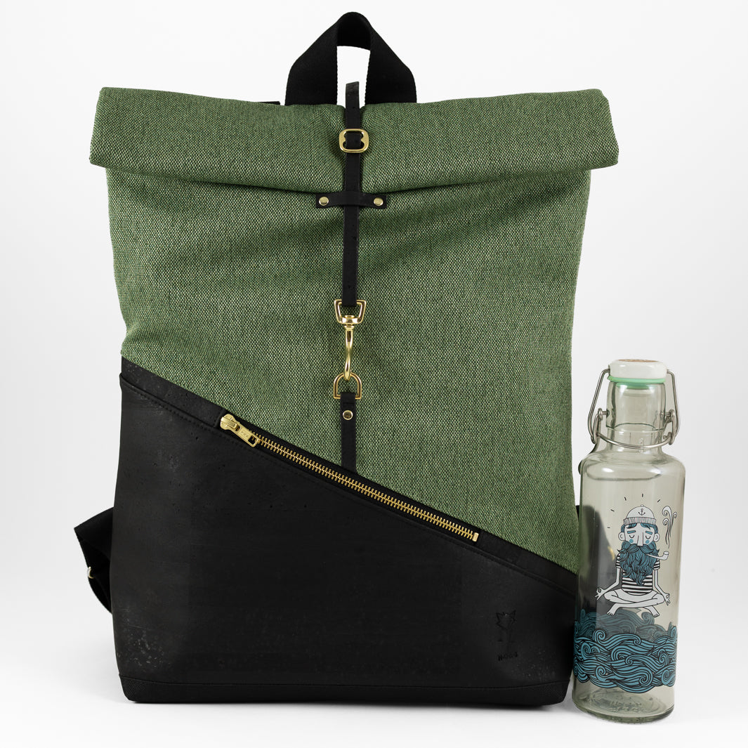 NOAS Rolltop Rucksack in Waldgrün und Schwarz mit Trinkflasche von vorne