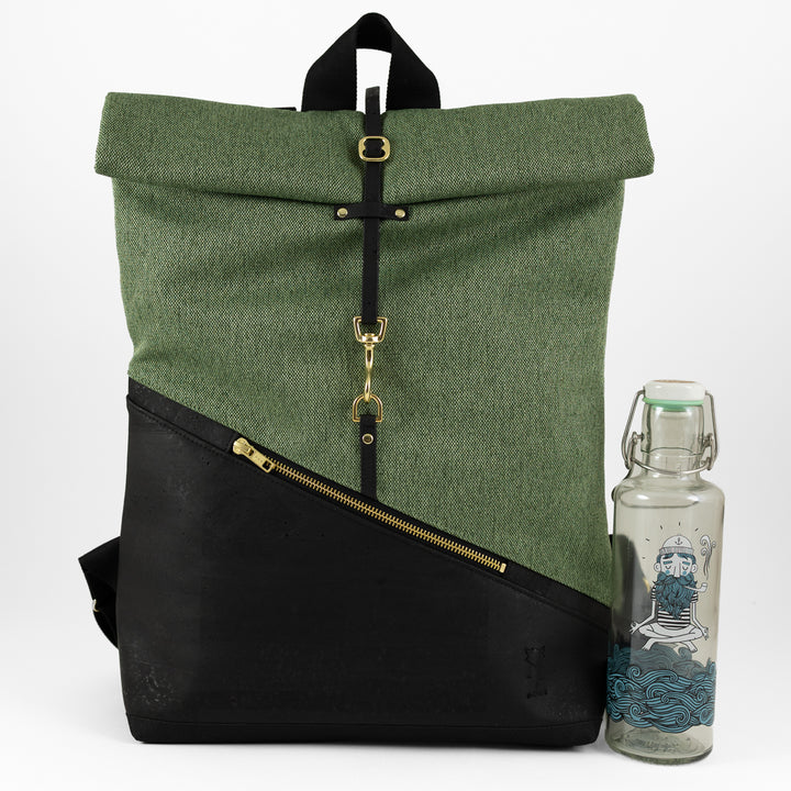 NOAS Rolltop Rucksack in Waldgrün und Schwarz mit Trinkflasche von vorne