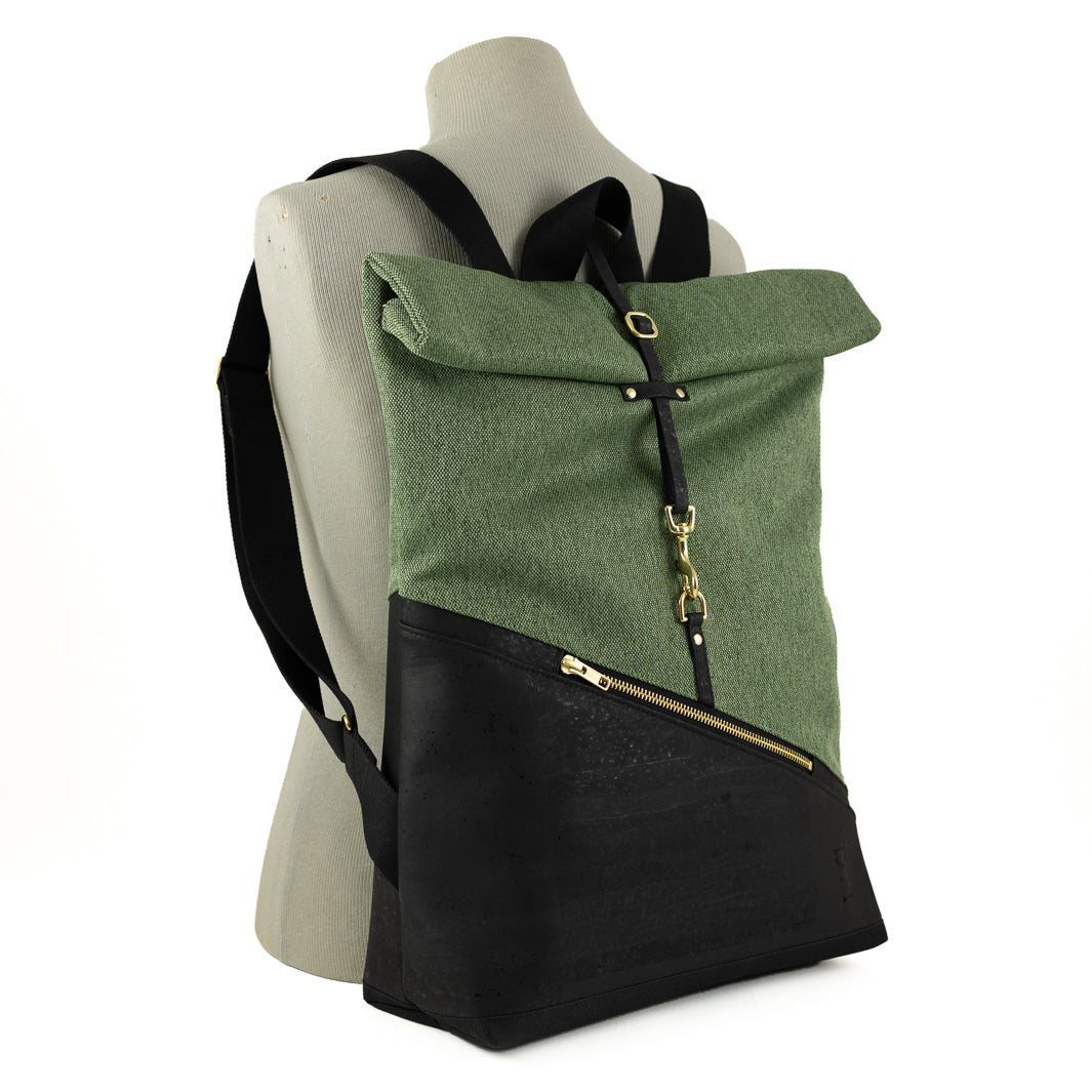 NOAS Rolltop Rucksack in Waldgrün und Schwarz an einer Puppe von der Seite