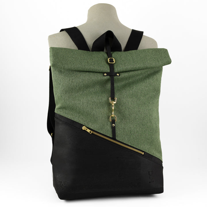 NOAS Rolltop Rucksack in Waldgrün und Schwarz an einer Puppe von vorne