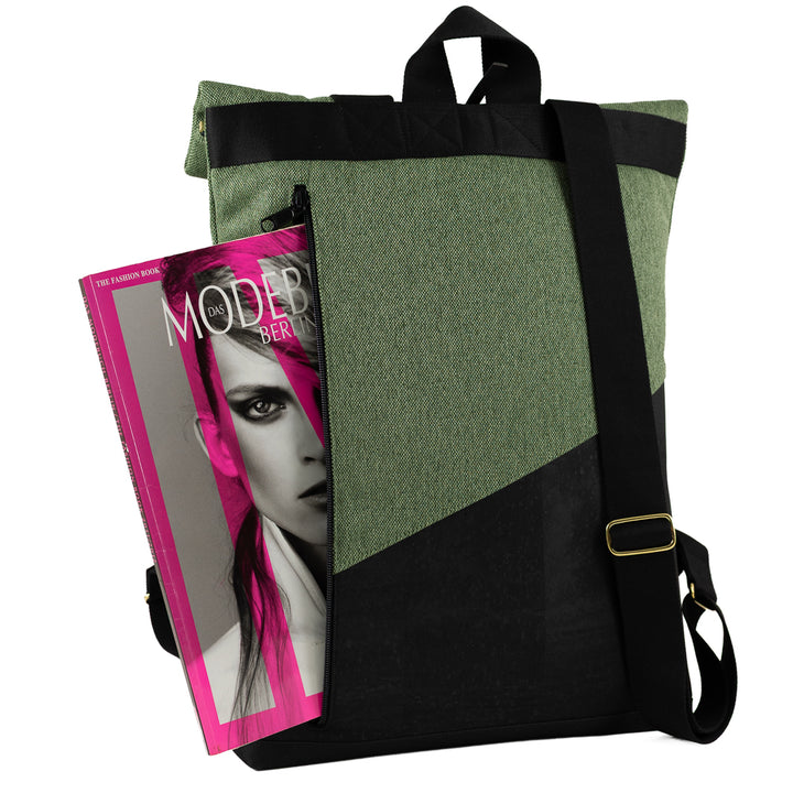 Zeitschrift im gepolsterten Laptopfach des NOAS Rolltop Rucksacks