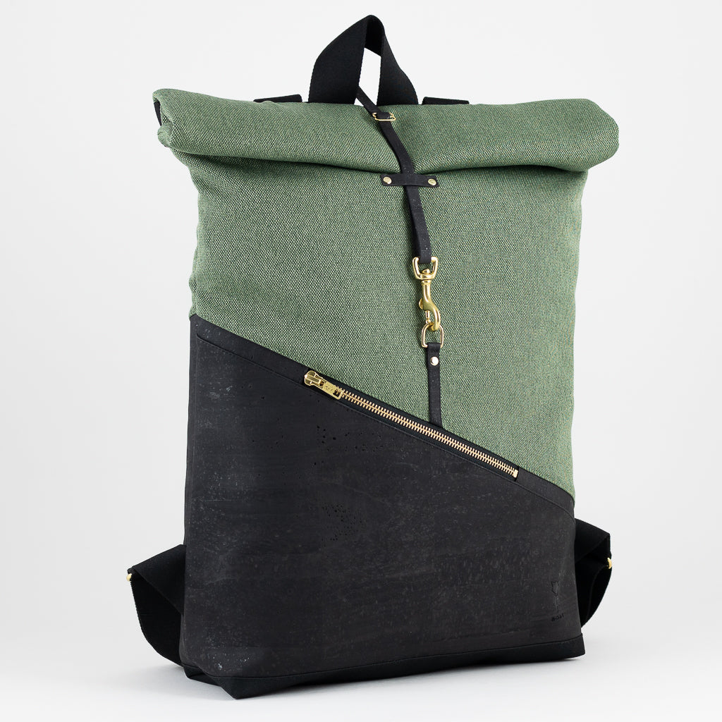 Seitliche Ansicht des Rolltop Rucksacks, zeigt die elegante Form und das asymmetrische Design