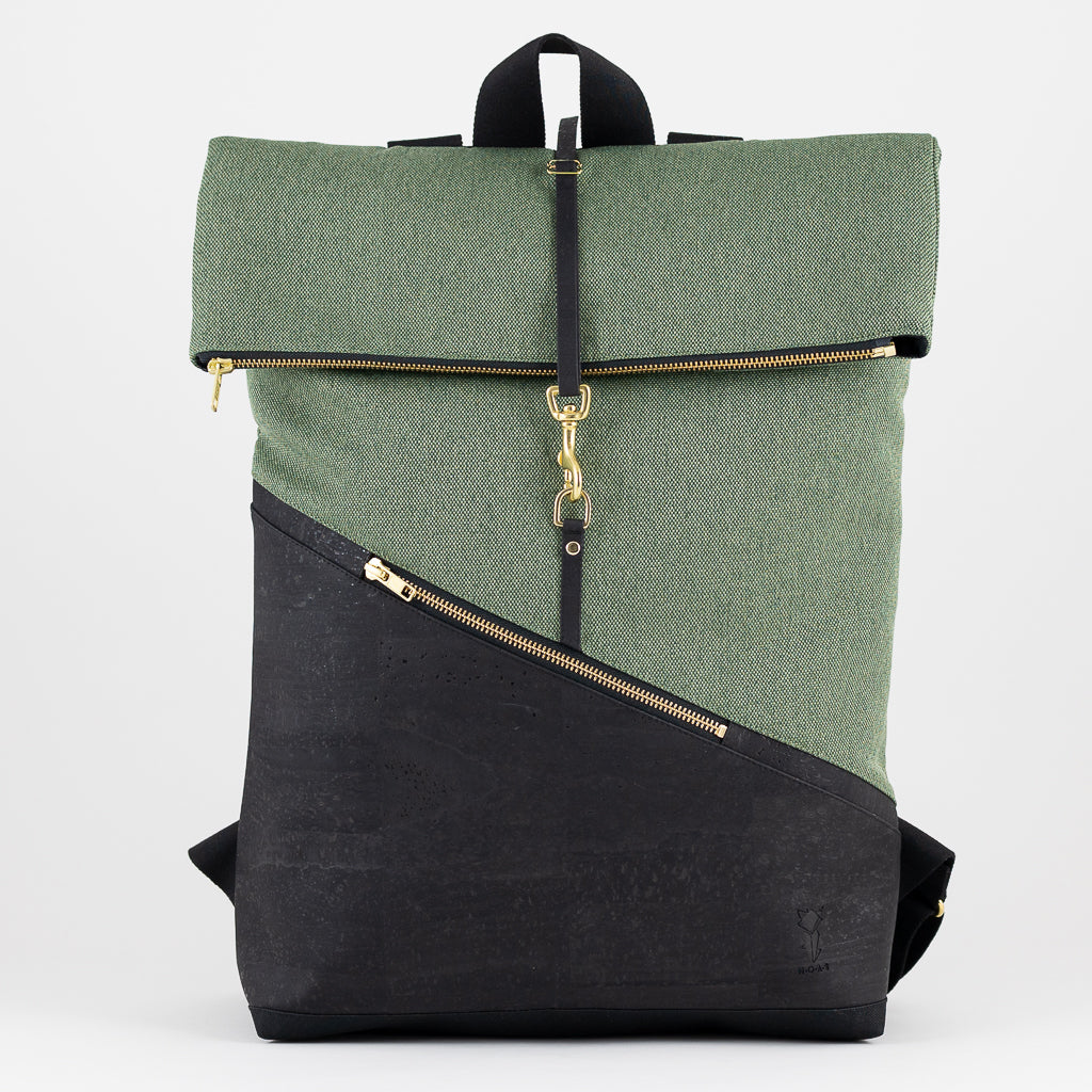 Großer Rolltop Rucksack in Waldgrün und Schwarz, aufgerollt und mit offenem Hauptfach für mehr Stauraum