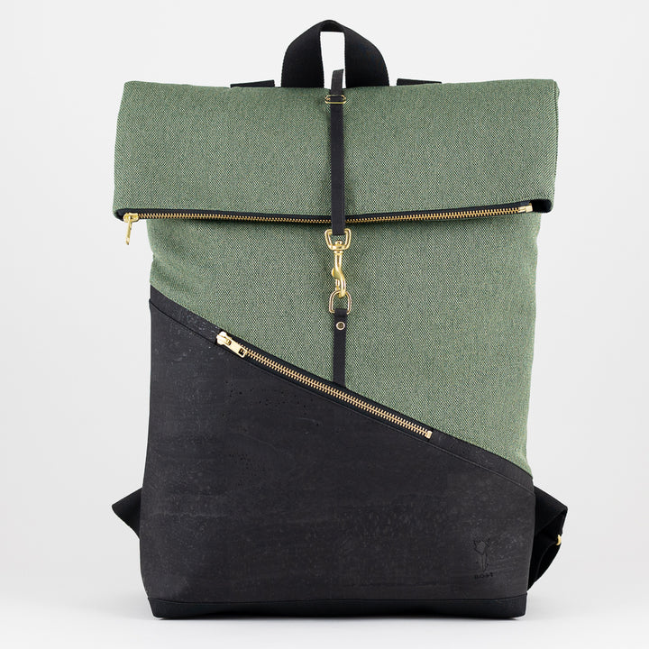 Großer Rolltop Rucksack in Waldgrün und Schwarz, aufgerollt und mit offenem Hauptfach für mehr Stauraum