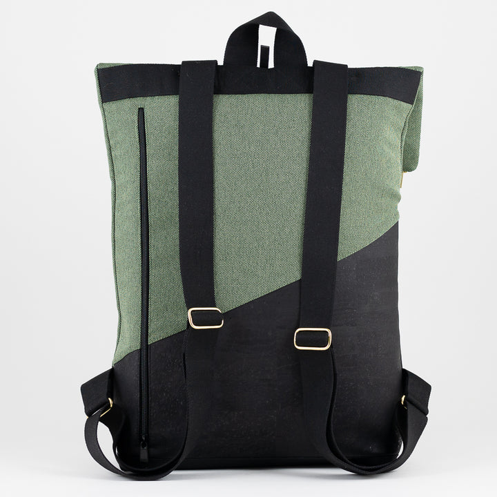 Rückansicht des Rolltop Rucksacks, mit Fokus auf den gepolsterten Rücken und breiten Trägern.