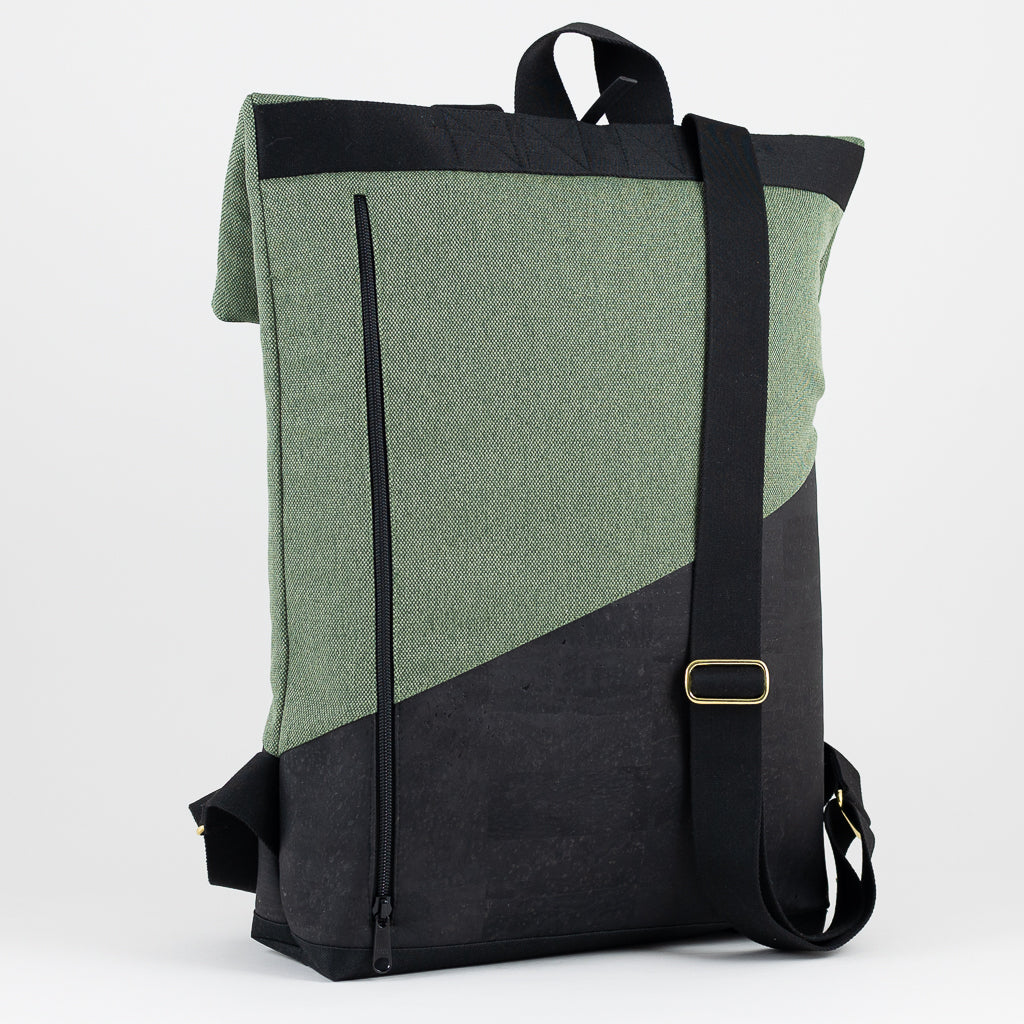 Rückansicht mit Fokus auf das Laptopfach und die geometrische Teilung des Rucksacks.