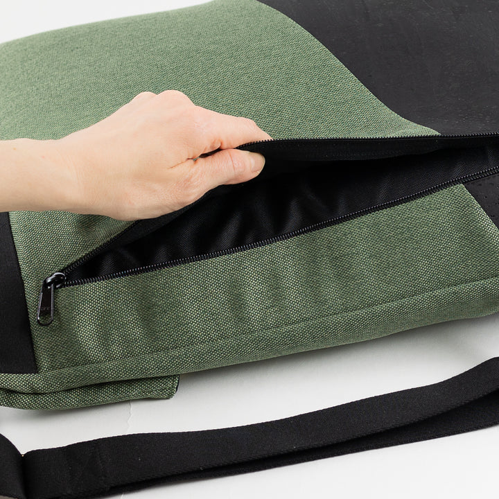 Rolltop Rucksack liegend, Innenansicht des gepolsterten Laptopfachs, mit Outdoor-Material für Schutz.
