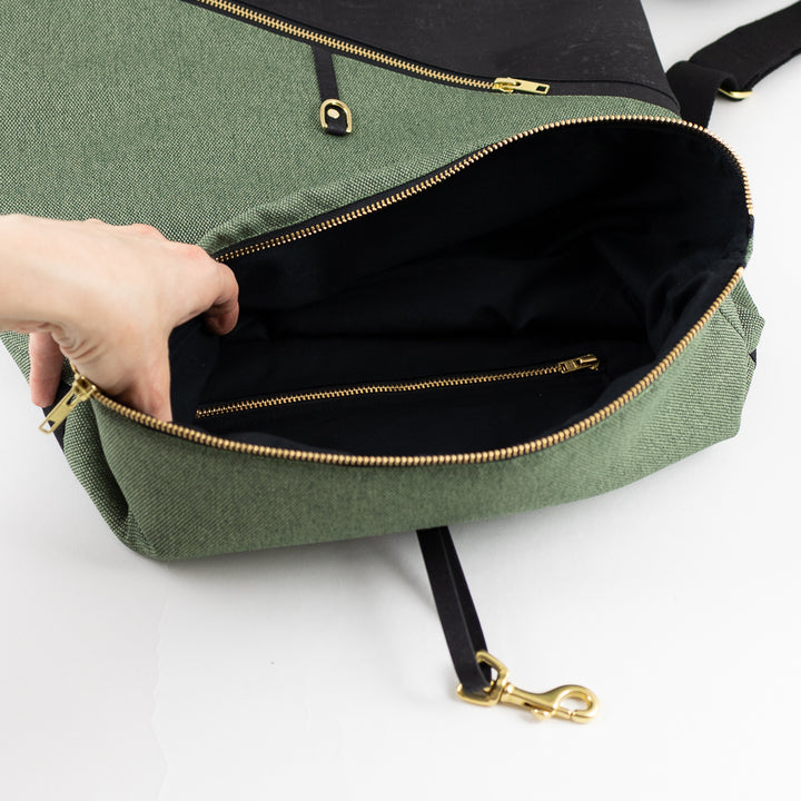 Innenansicht des Rolltop Rucksacks, Reißverschlussfach mit strukturierten Innenfächern für Zubehör.