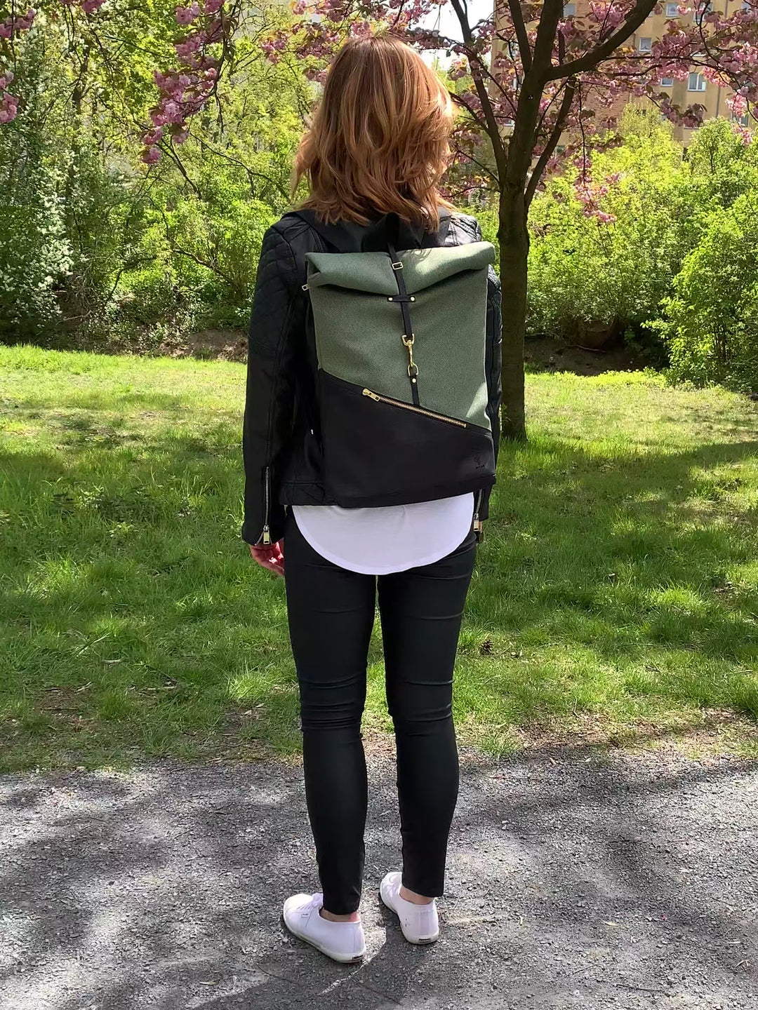 Video: NOAS Berlin Rolltop Rucksack klein – Größenvergleich und Passform beim Tragen, ideal für Damen und Herren.