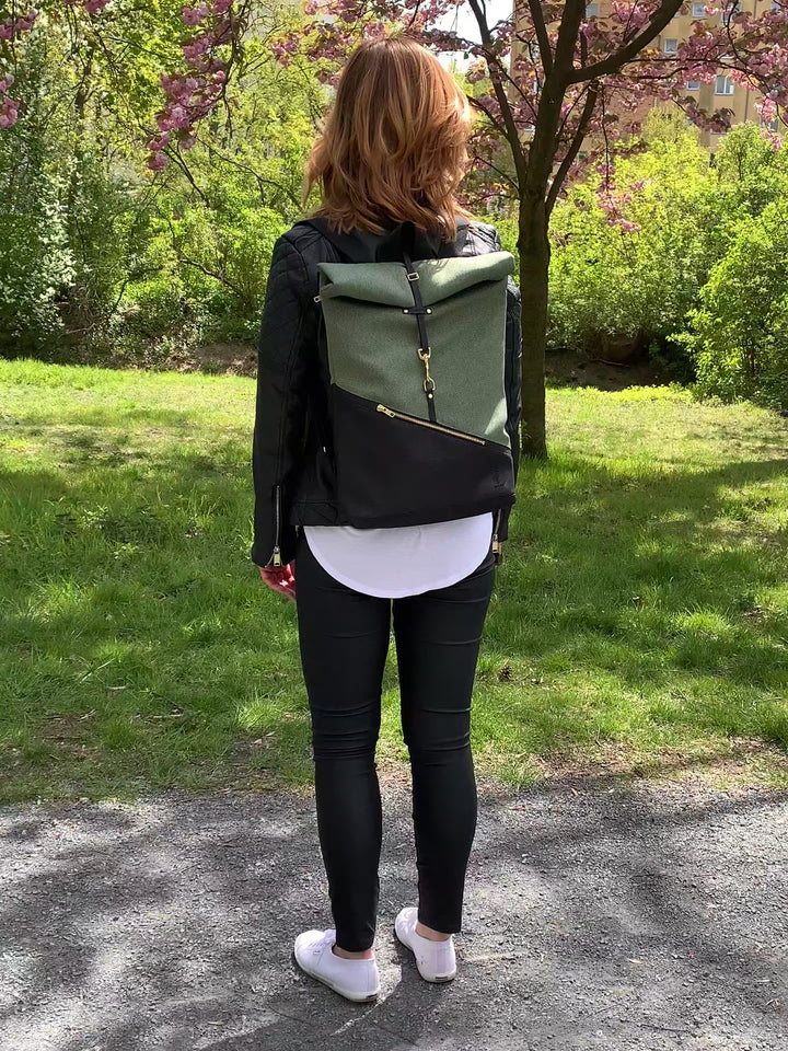 Video: NOAS Berlin Rolltop Rucksack klein – Größenvergleich und Passform beim Tragen, ideal für Damen und Herren.