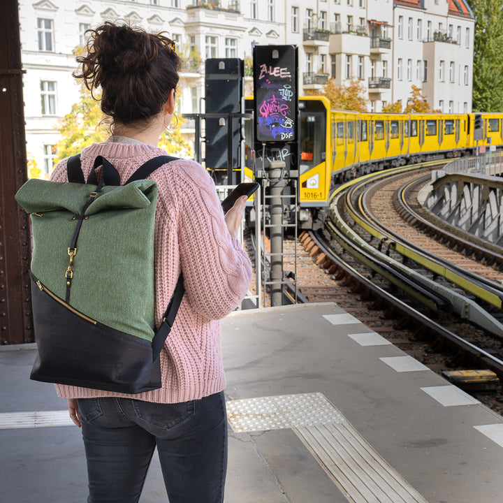 Rolltop Rucksack auf dem Rücken, mit Blick auf das Schlesische Tor U-Bahn in Berlin